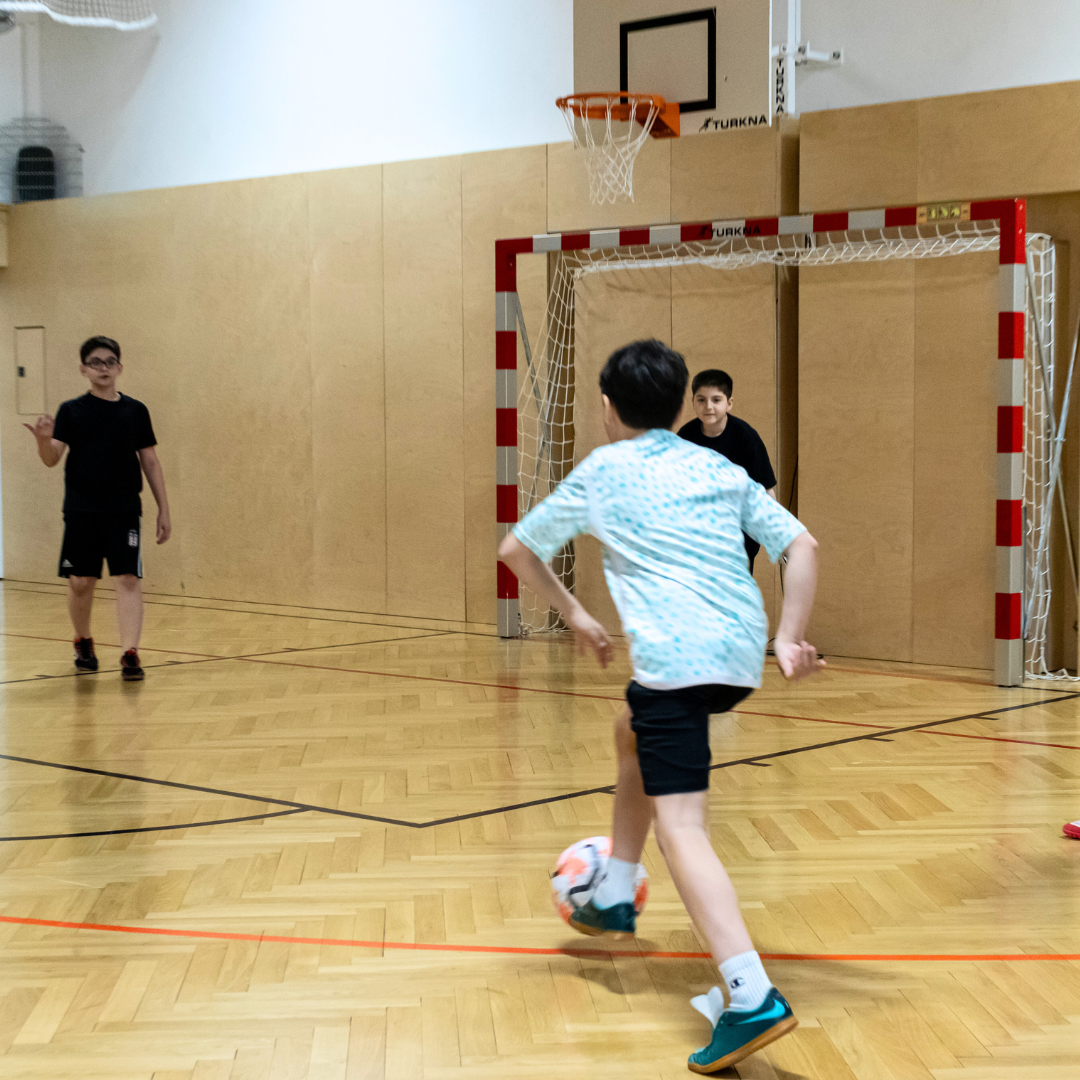 turnsaal islamisches realgymnasium wien.png.png